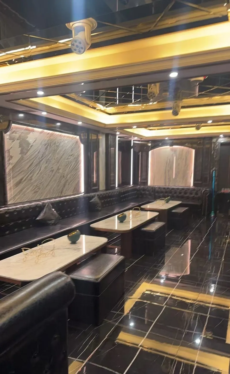 南宁东方魅力（格莱美）从路边走到包厢，一路上的氛围在悄悄变，细品能感觉到几层不同的空间